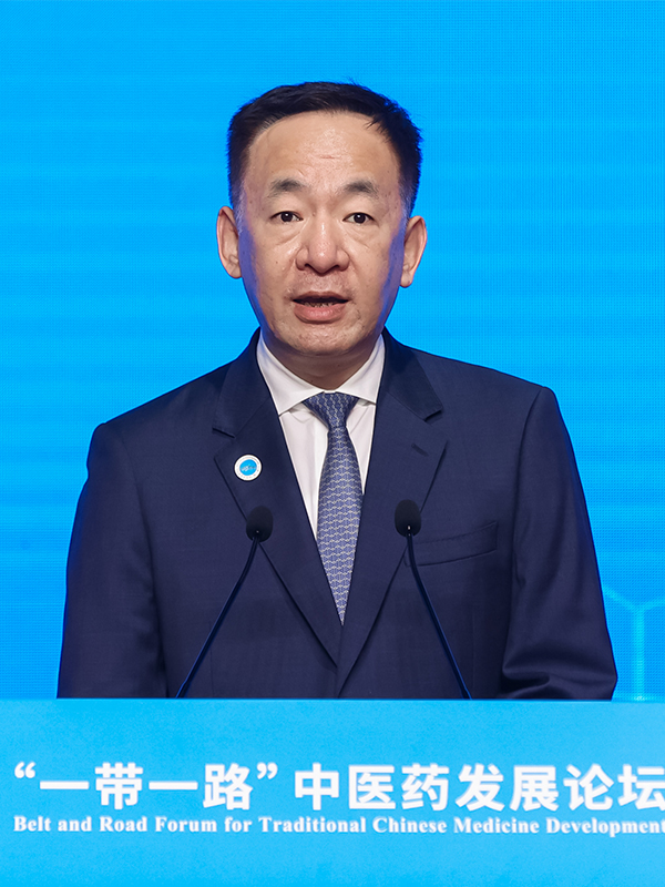 靳  偉
